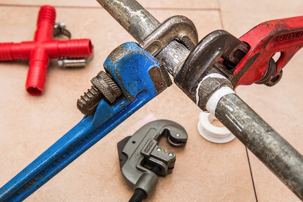 Mitarbeiter von Reci Haustechnik arbeiten an einer Röhre