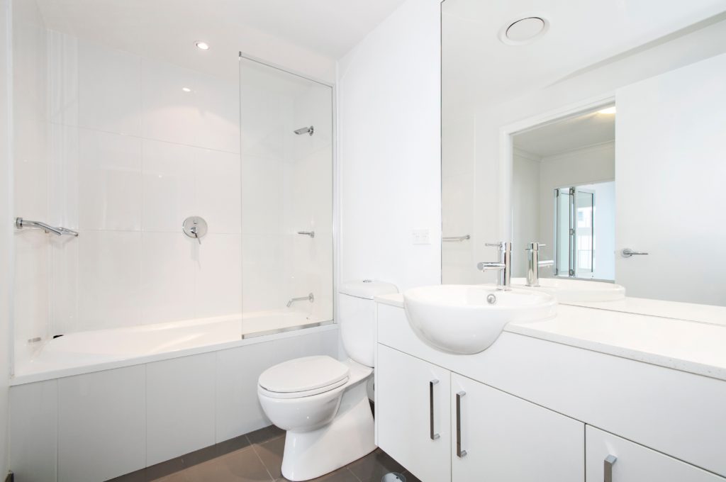 Ein Sanitär bei Reci Haustechnik fotografiert das Badezimmer, dass er repariert hat