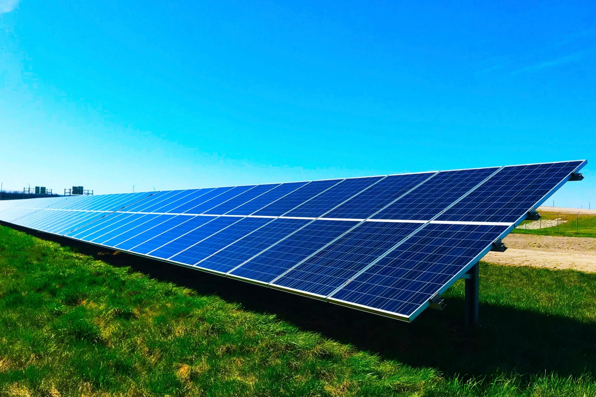 Die Arbeiter von Reci Haustechnik haben Solarplatten aufgebaut
