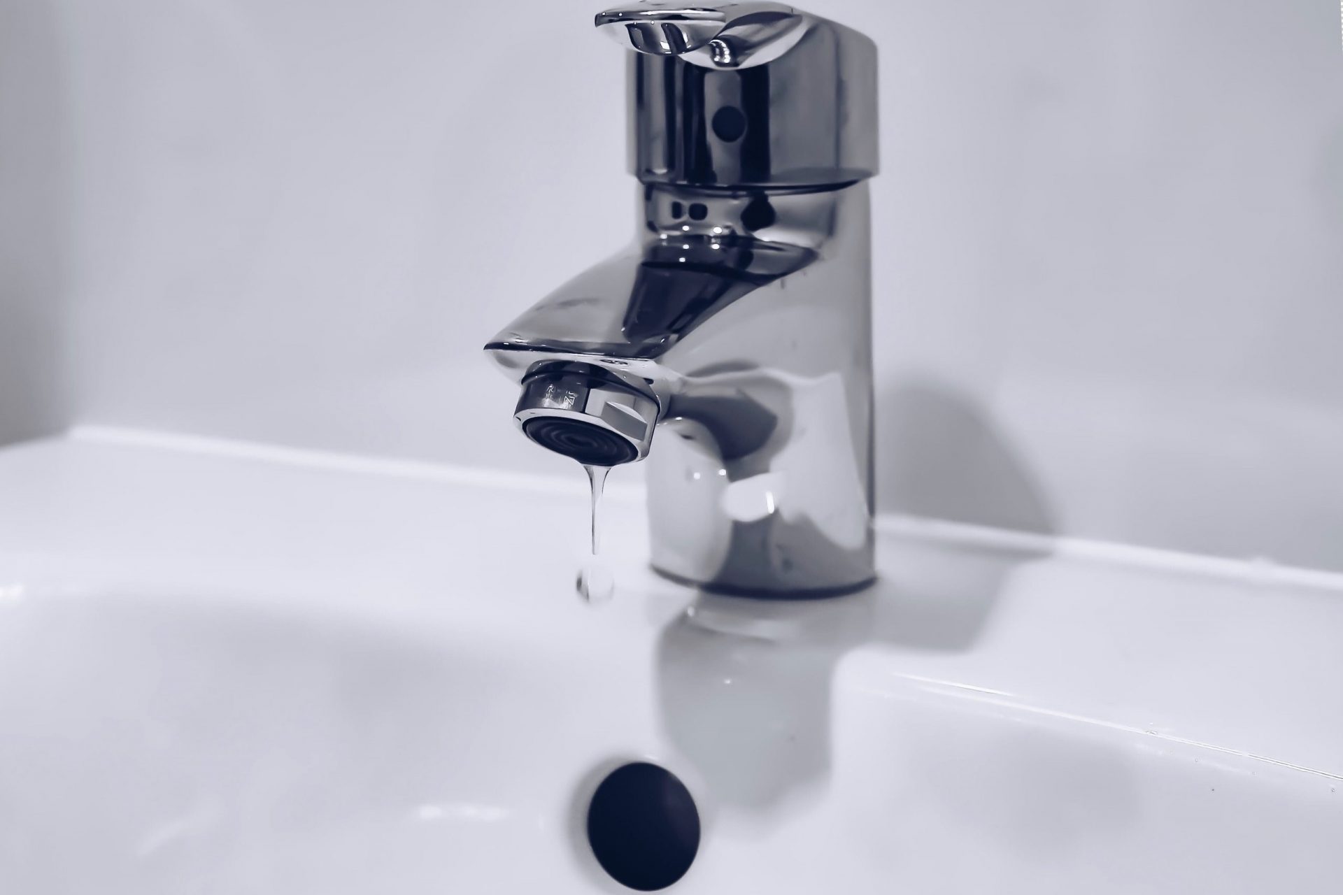 Der Sanitär bei Reci Haustechnik testet, ob die Wasserversorgung funktioniert